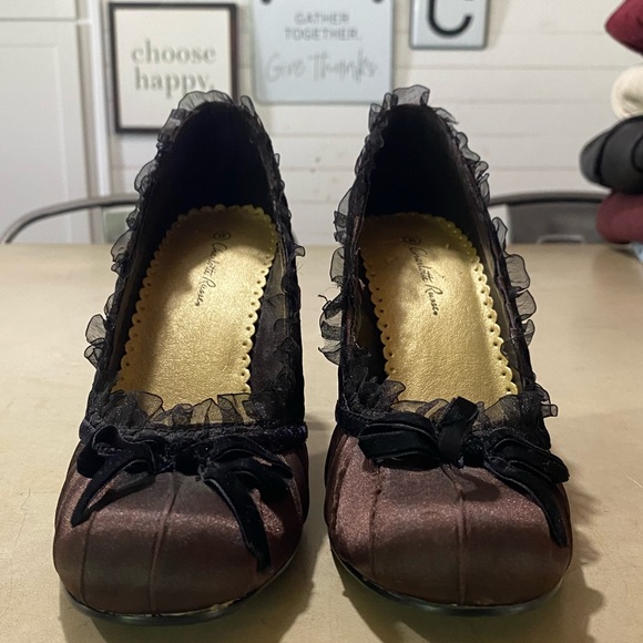 high heels, red, tulle trim, black bow on front - Picture 3 of 3